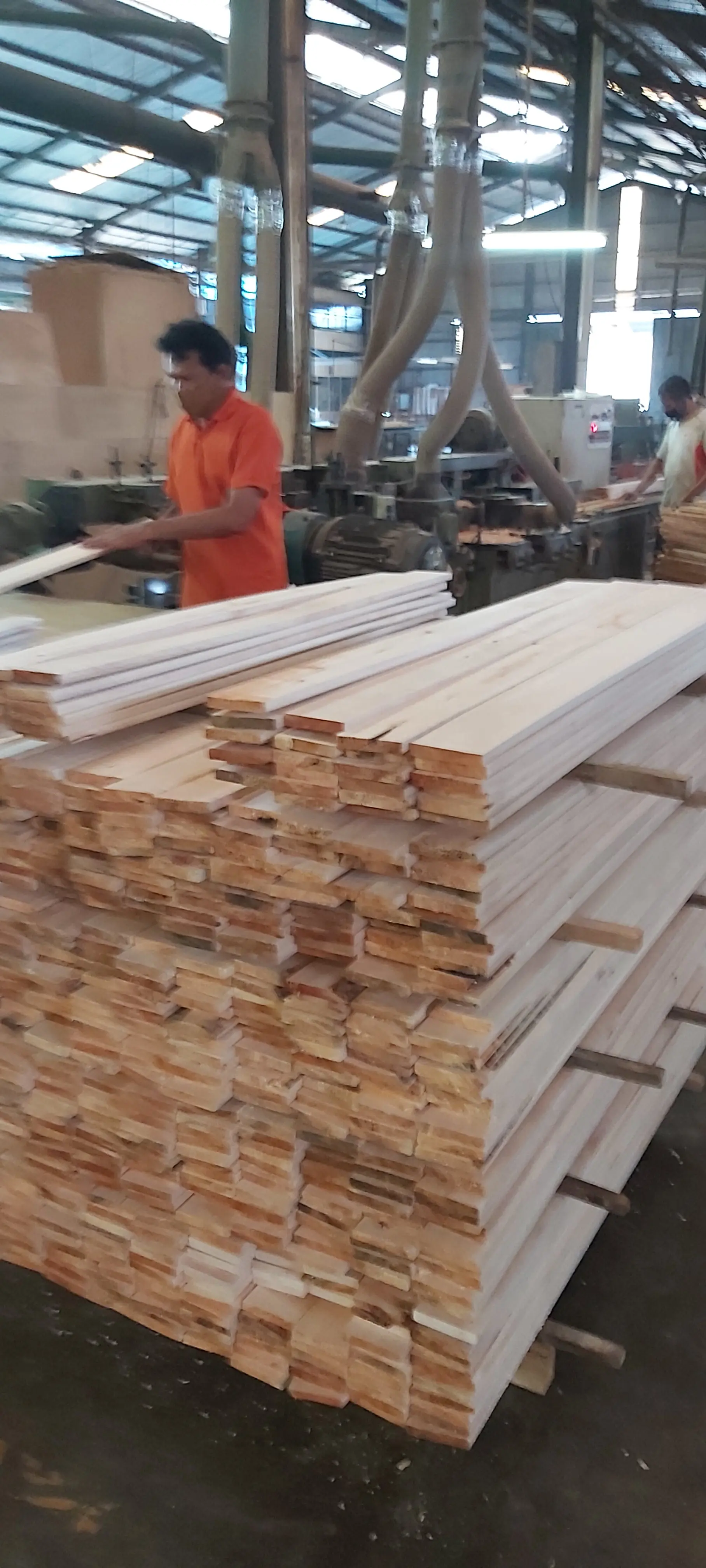 
Wood Pallet sawn timber - S4S & E2E Finishing - Light wood & Medium Ligh Hardwood / MLH for making Pallets /Housing usagei 