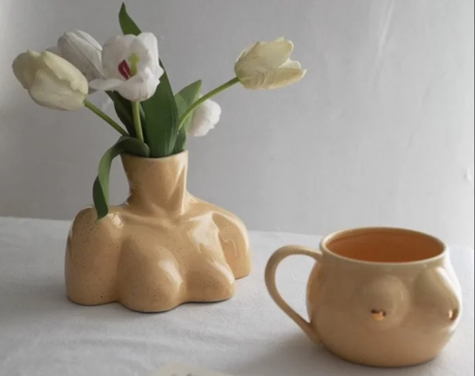 300ml Chic and Feminine Boob Coffee / Tea Mugs Ceramic Boobies Mug with Gold Heart Nipples Large Boob Mug with Handle