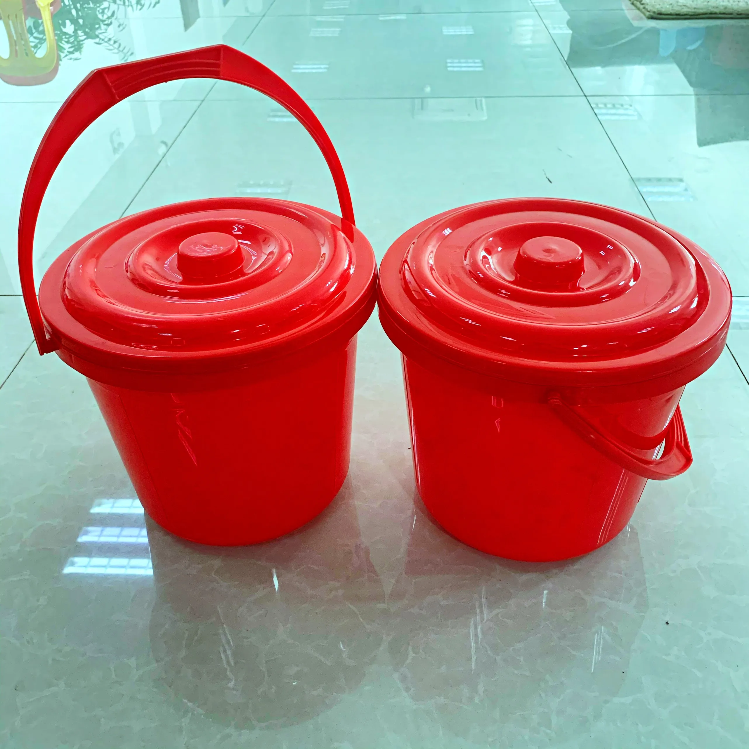 Высококачественное пластиковое ведро с 10 литрами воды (250*225)