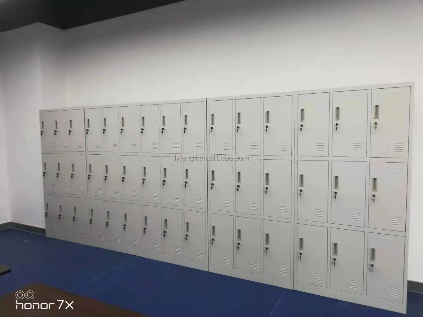 9 door locker