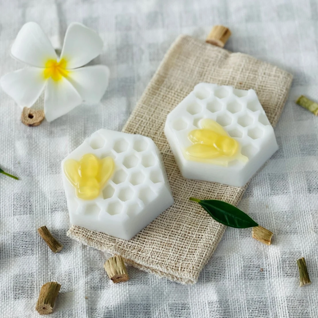 Costom 80g. Honey and Collagen Soap Bath Toilet Soap Whitening Clean & Clear Handmade Glycerin  Quality Products From  Thailand