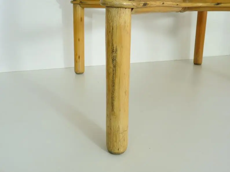  Боковой столик из ротанга среднего