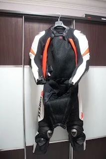 Изготовленная на заказ одежда из натуральной кожи для мотогонок и автогонок