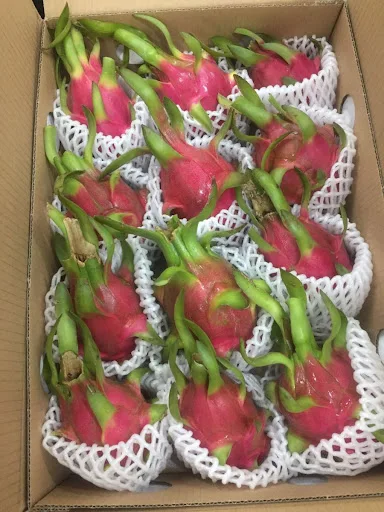 Fresh Dragon Fruit Naturally Sweet dragon fruit vietnam ( Whatsapp +84 393.411.961)