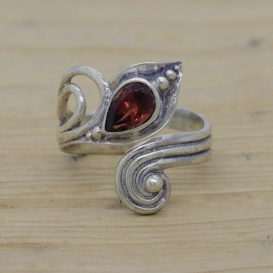 
Leaf Waves Silver Ring with Garnet 