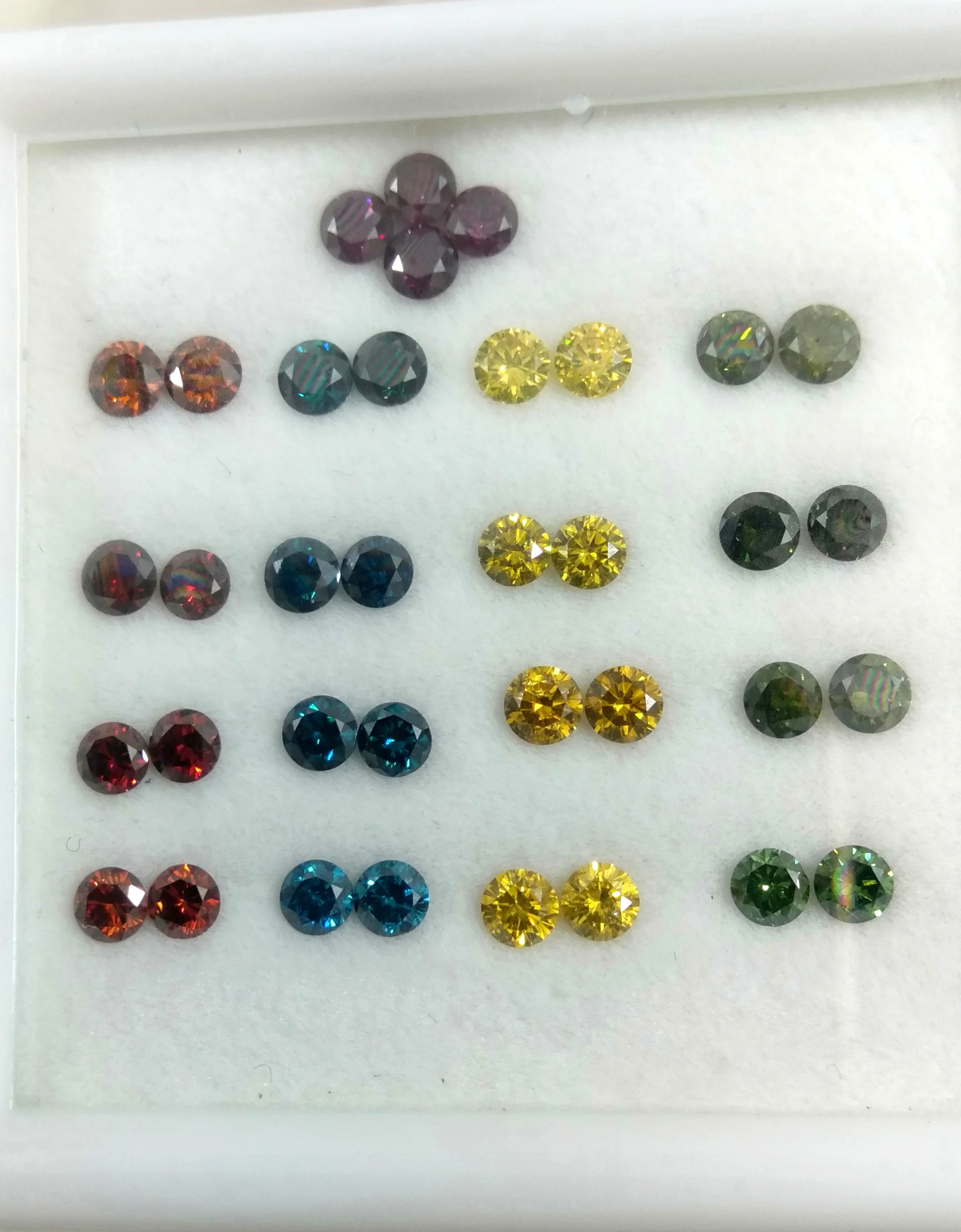 Natural Diamond, High Grade Round Cut Faceted Loose Diamond Green 100 % Natural Diamond IGI Certified Stone Excellent SI3 I3