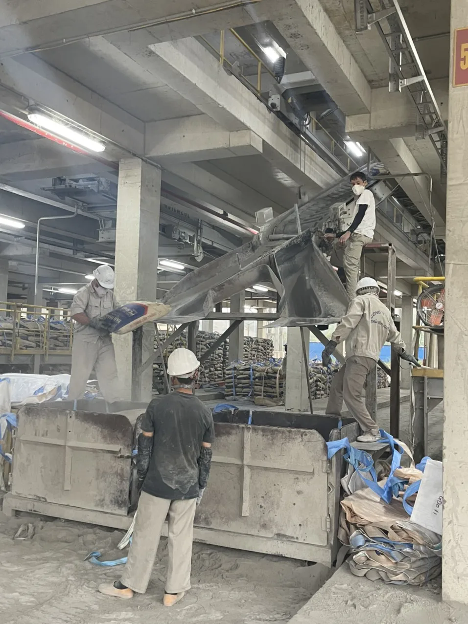 
Best Price Wholesale Cement CEM II 42.5R from Vietnam 