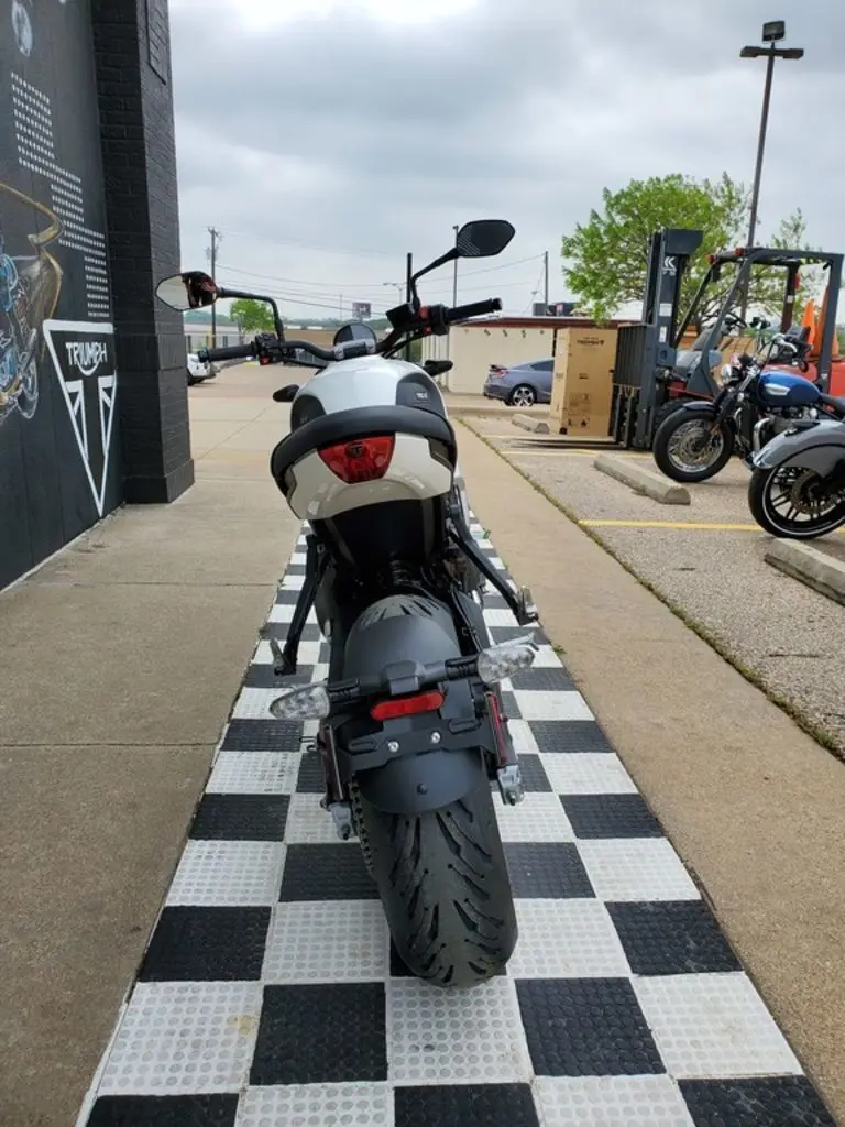  2022 triummph trideent 660 с украшением в виде кристаллов белого цвета