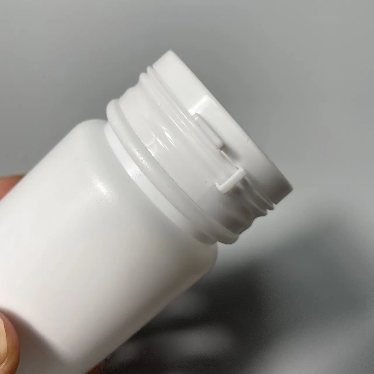 HDPE plastic chewing gum bottle empty pharmaceutical pill capsule bottle with tear off cap
