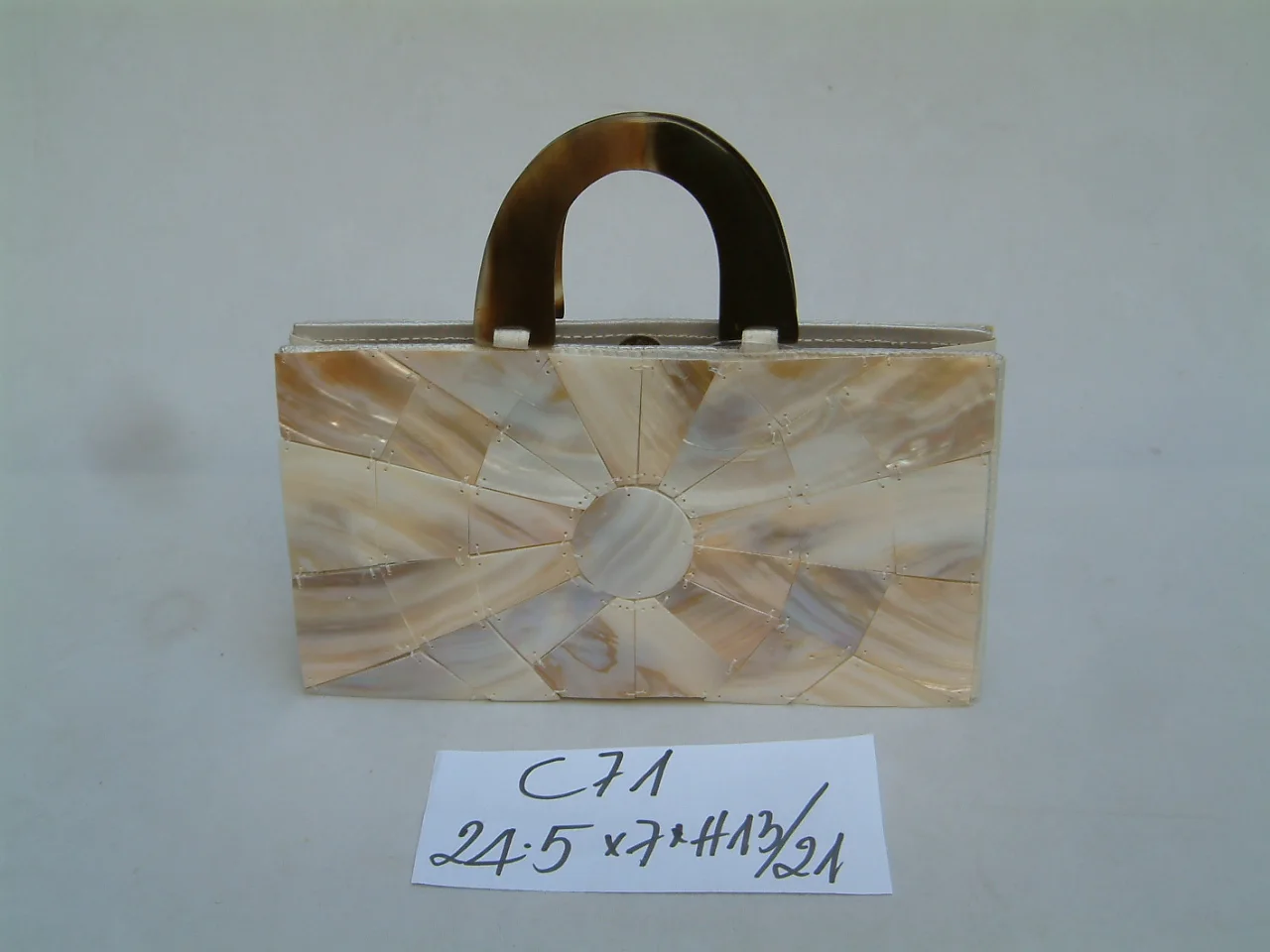 
Shell handbag with many designs 
