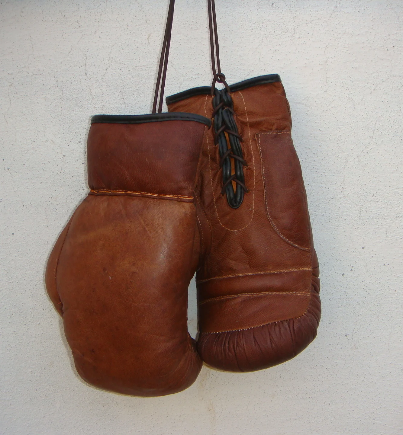 
Boxing Gloves 12oz | Retro Vintage Model | 100% Cow Leather | Tan color | Gym Fitness Training Dummy Decoration 