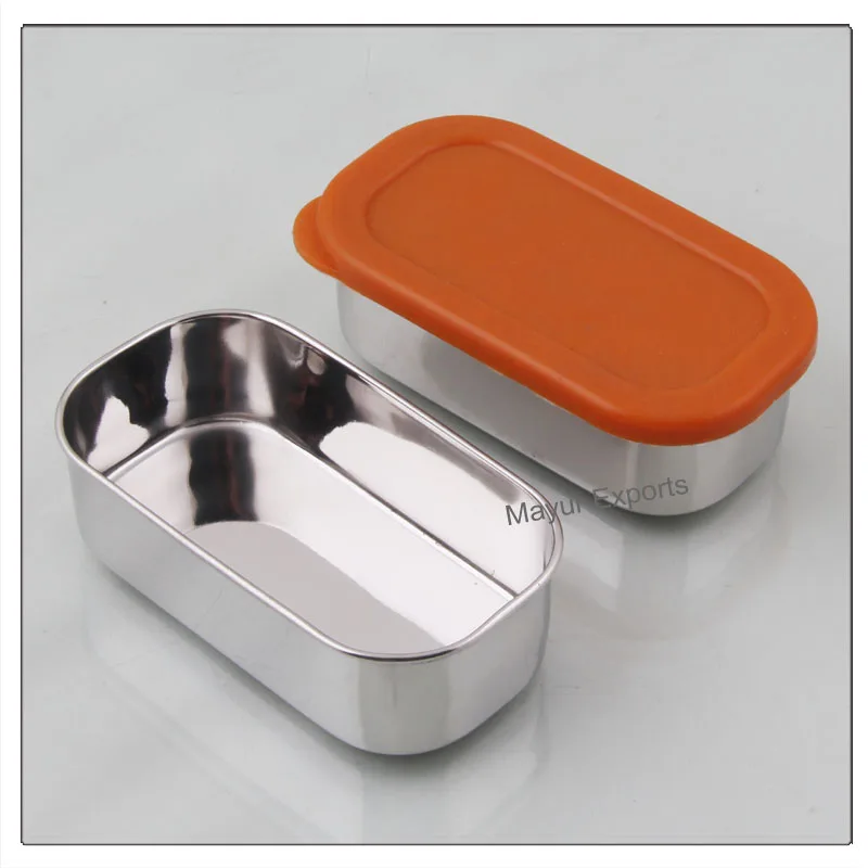 Маленький прямоугольный контейнер из нержавеющей стали с силиконовой крышкой