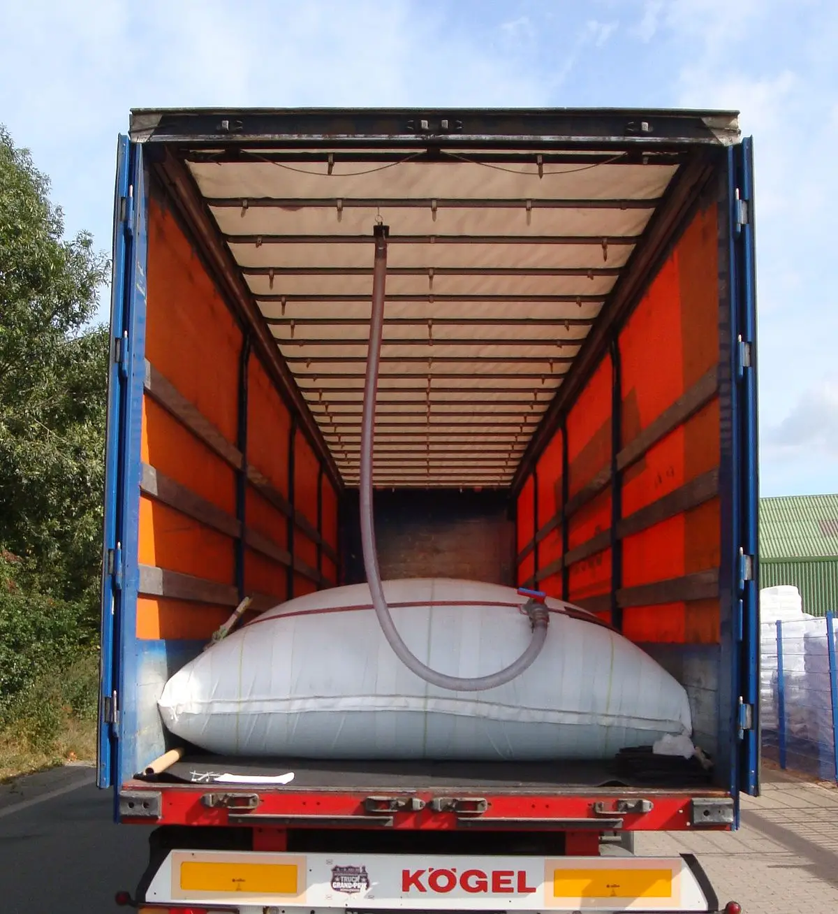 1200px-Tank_LKW.jpg