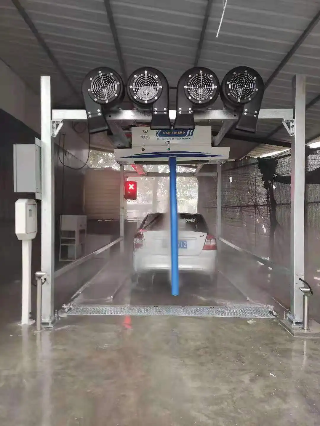 Single arm touchless car washing machine with high pressure water sprinkler