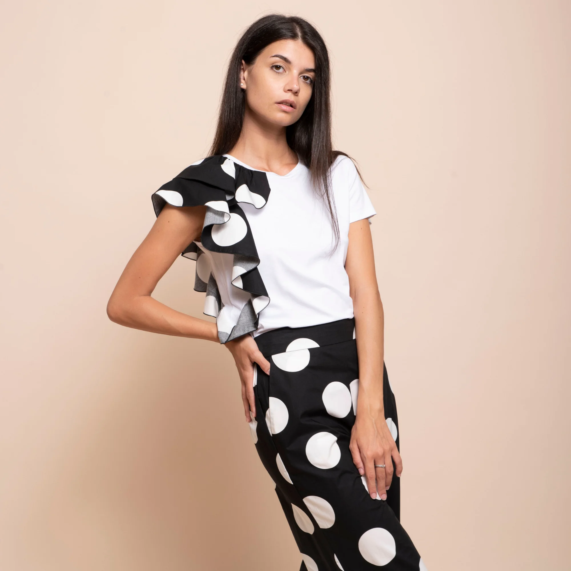 best quality Italian short sleeve crew neck tshirt with double rouge pois on the side in contrast , for day