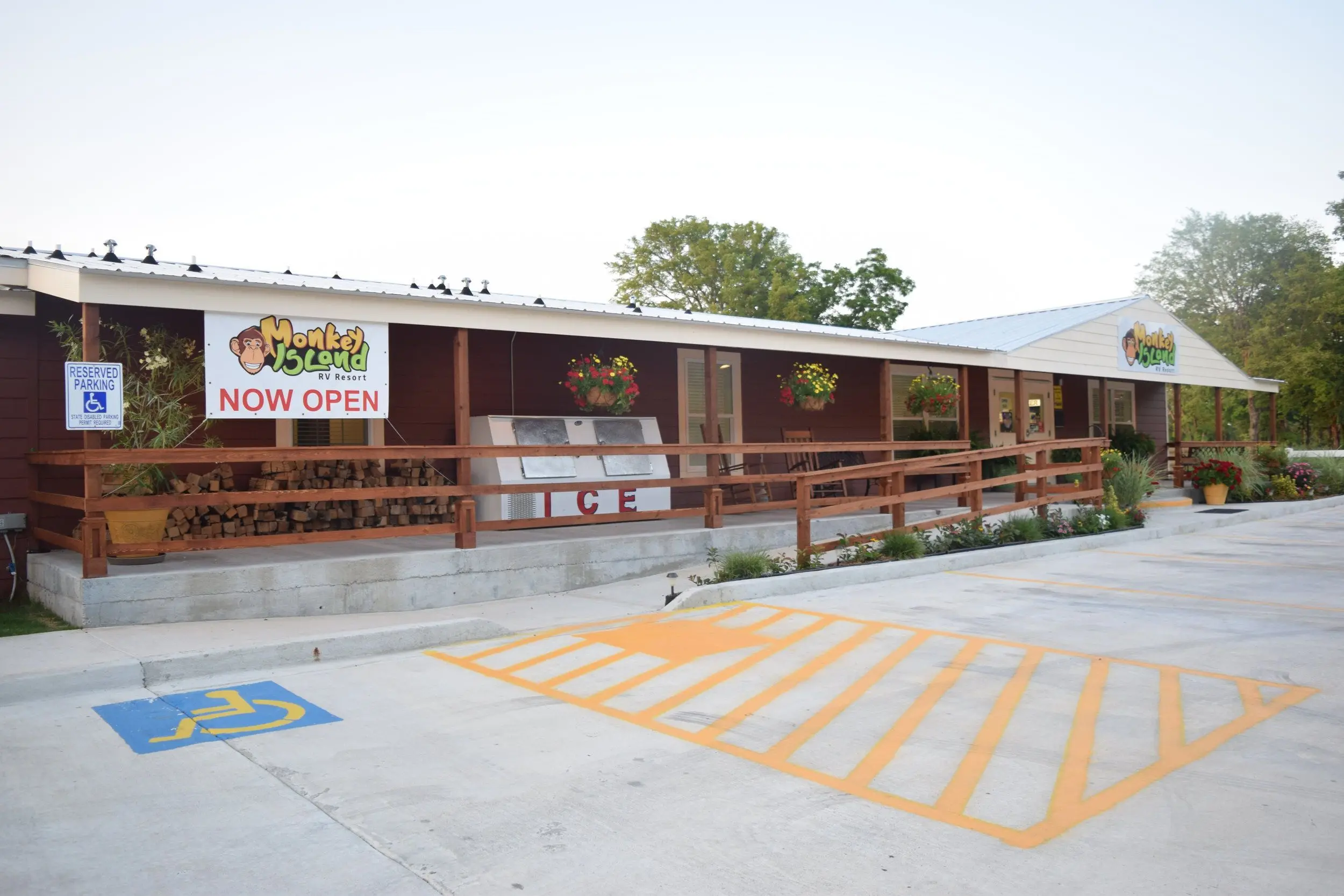 Parking locations Plus 16 Cabins Oklahoma, USA RV Park Property in ok 9.5 Acres Premium RV resort & Cabin Complex 71 RV