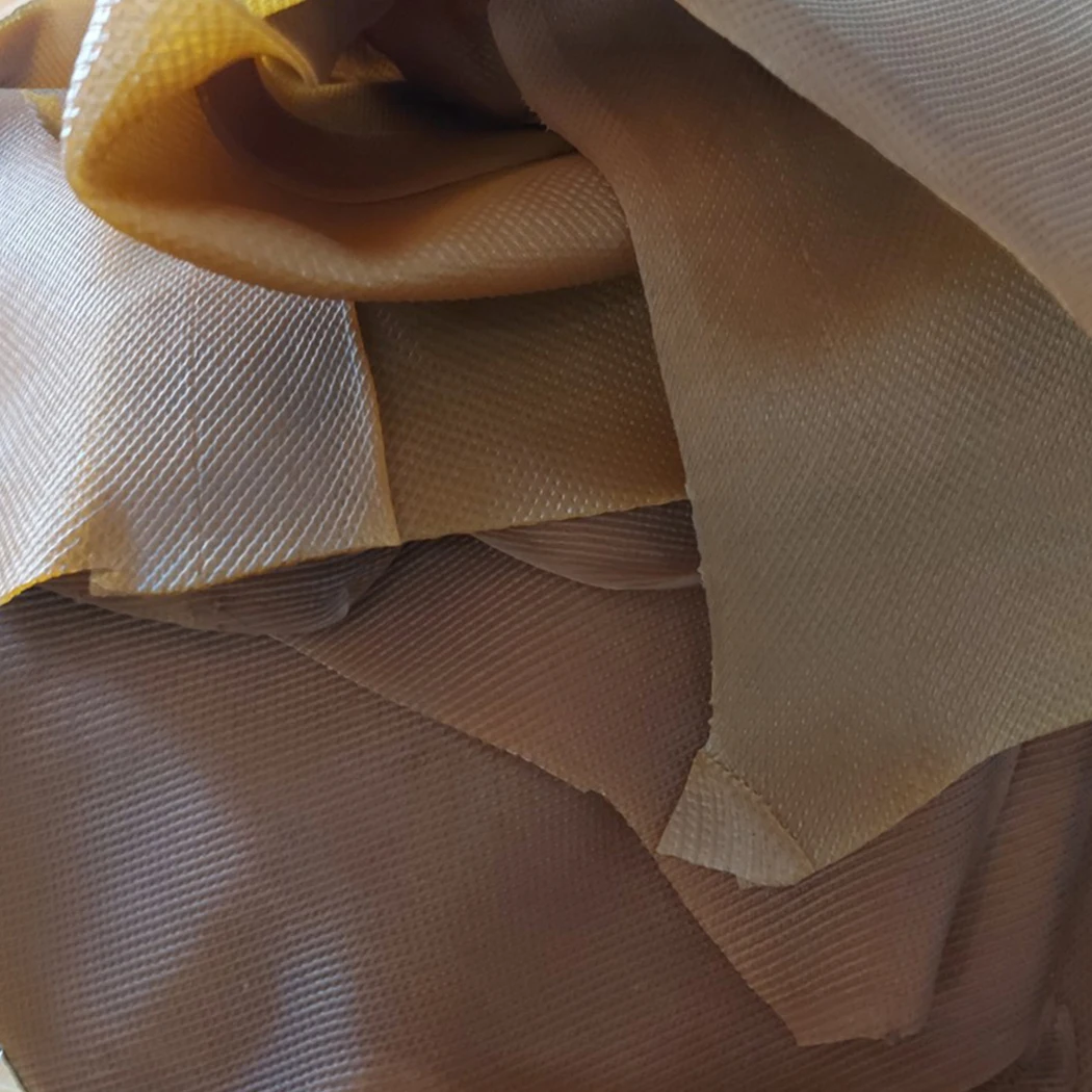 Международный квалифицированный материал из натурального каучука (RSS3) упакован каждые 20 кг в тюк для морской доставки