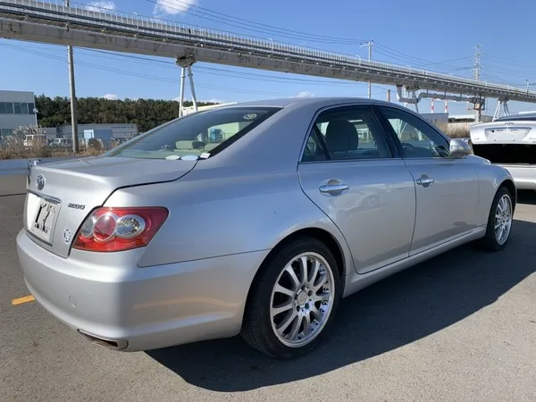 Used Toyota Mark X car with delicate and beautiful appearance