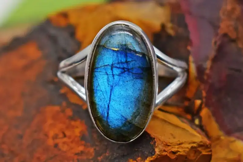 92.5 Sterling Silver Natural Natural Blue Labradorite Smooth Oval Shape Ring Latest Simple Design Manufracture