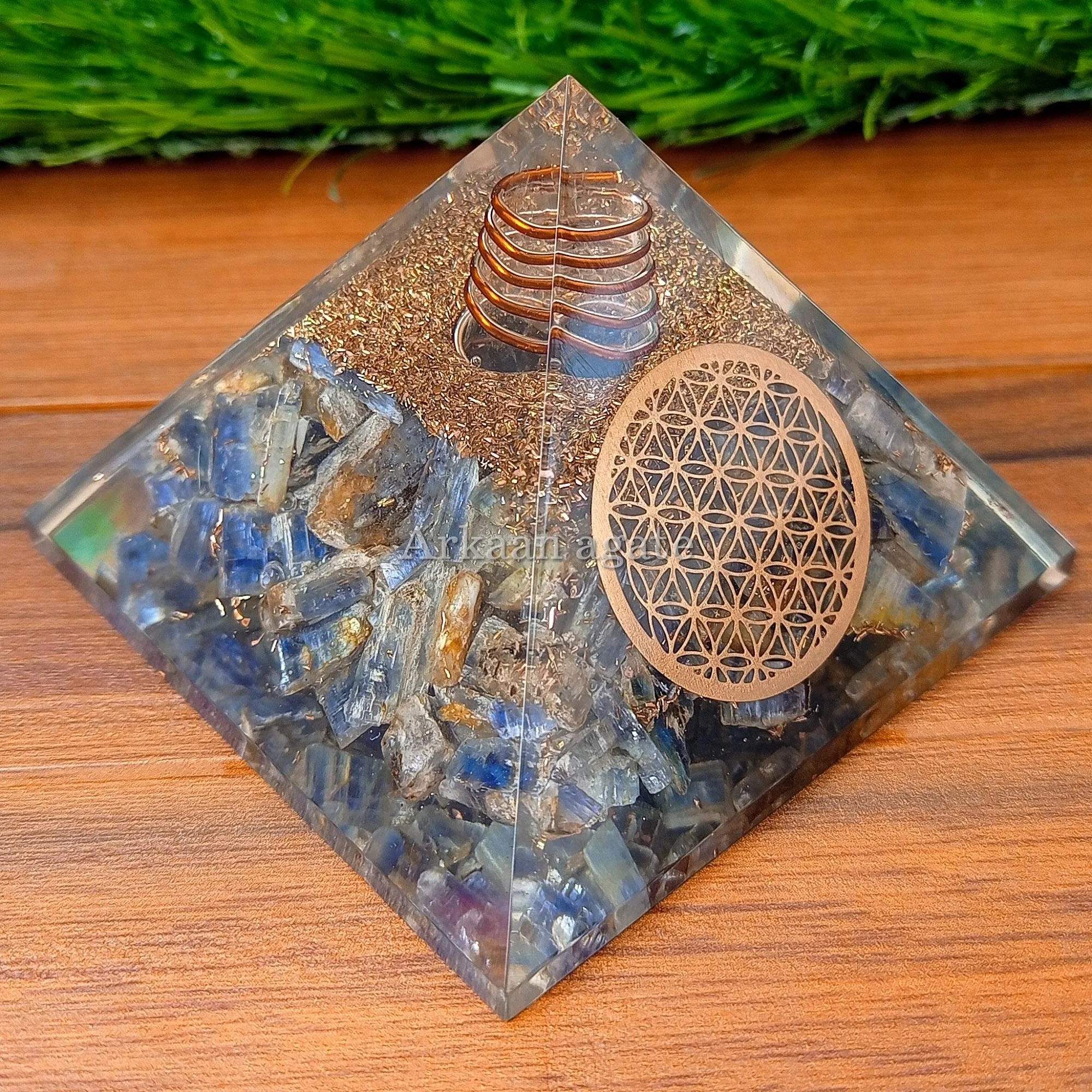 Wholesale Natural Blue Kyanite Stone Orgone Pyramid Metal Copper Bulk Crystal chakra healing orgonite Pyramid For Sale