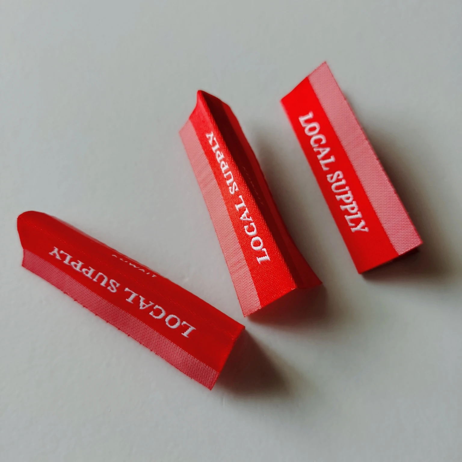 100 шт. 19 9 долларов США Заводская дешевая цена логотип на заказ Дамаск тканые этикетки для одежды и ткани