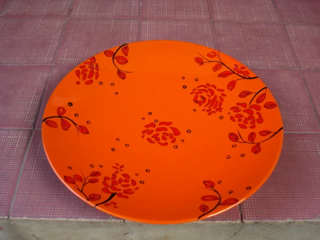 
Round lacquer plate with flower patterns. 