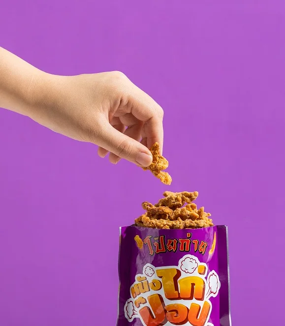 Хрустящие жареные куриные изделия Poygai со вкусом лиственницы 42 г. Мясная закуска из тайского традиционного вкусного известного бренда
