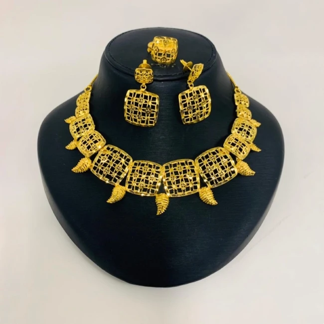 Красивое дизайнерское позолоченное ожерелье треугольной формы с красивыми серьгами и кольцами