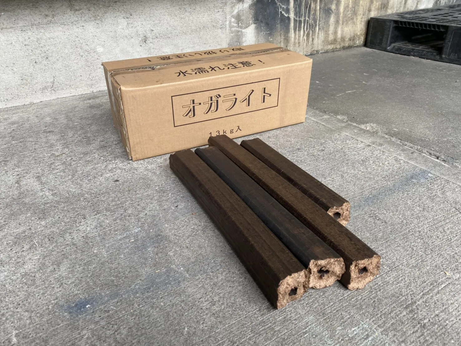 Брикетка из прессованных опилок для производства огнеупорных бревен и древесного угля