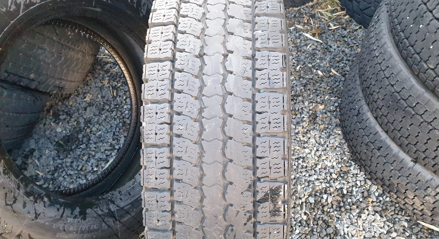 Лидер продаж Бескамерная Шина DUNLOP со стальным радиальным покрытием гарантия 12 месяцев для грузовика поглощающая дорожную шину