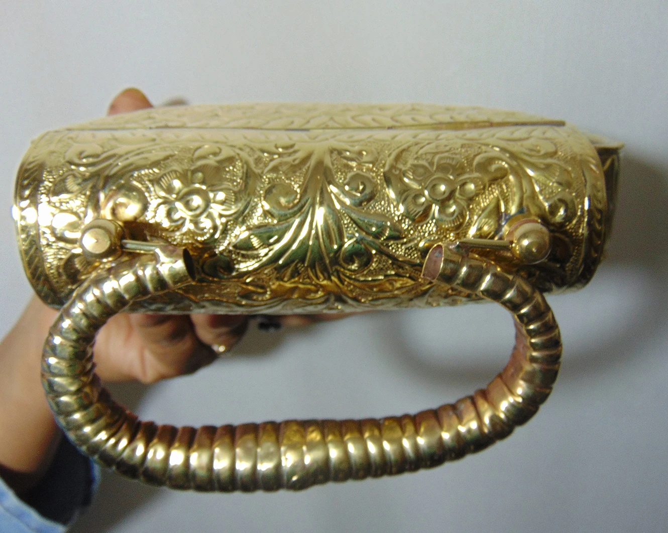 Лидер продаж Стильный винтажный латунный металлический кошелек-клатч ручной работы с резьбой по низкой цене