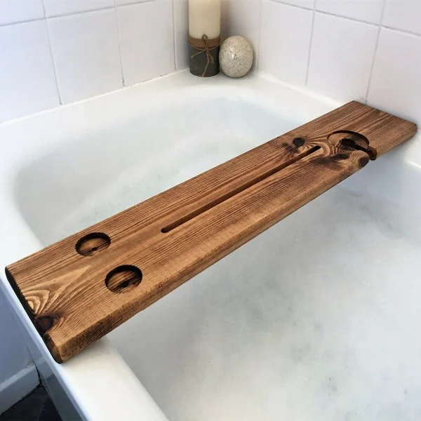 China Professional Supplier Premium Pine Wood Single Board Bathtub Tray Caddy with Ipad Slot Candle Holders Glass Cup Support