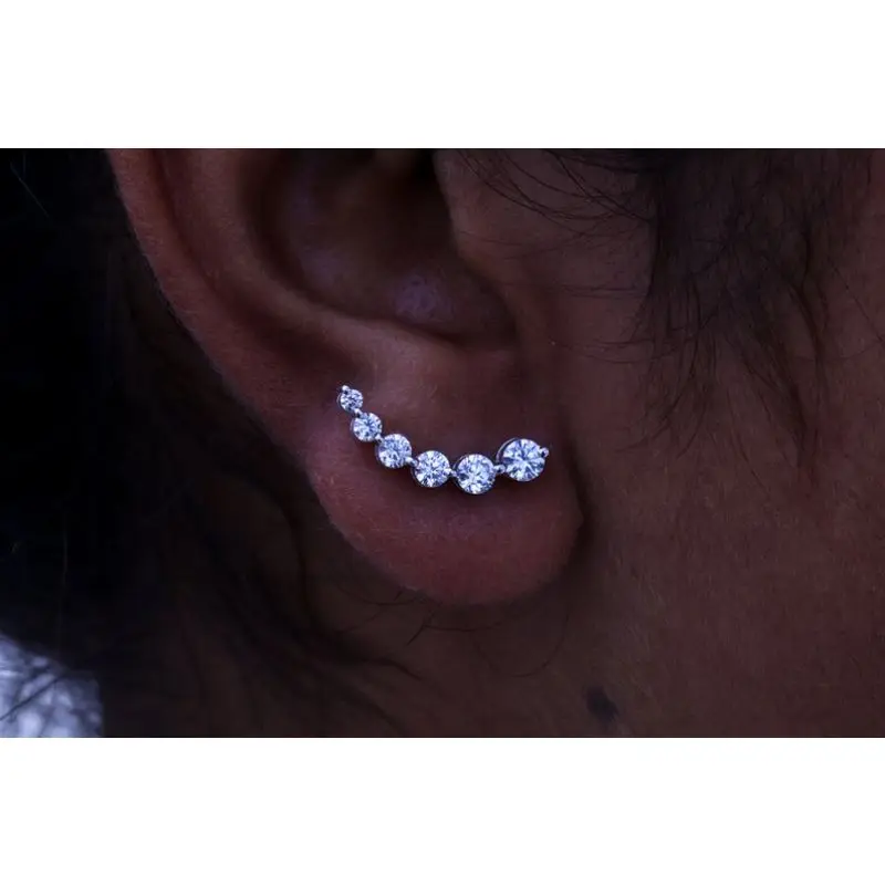 Серьги-гвоздики из белого золота с бриллиантами карат