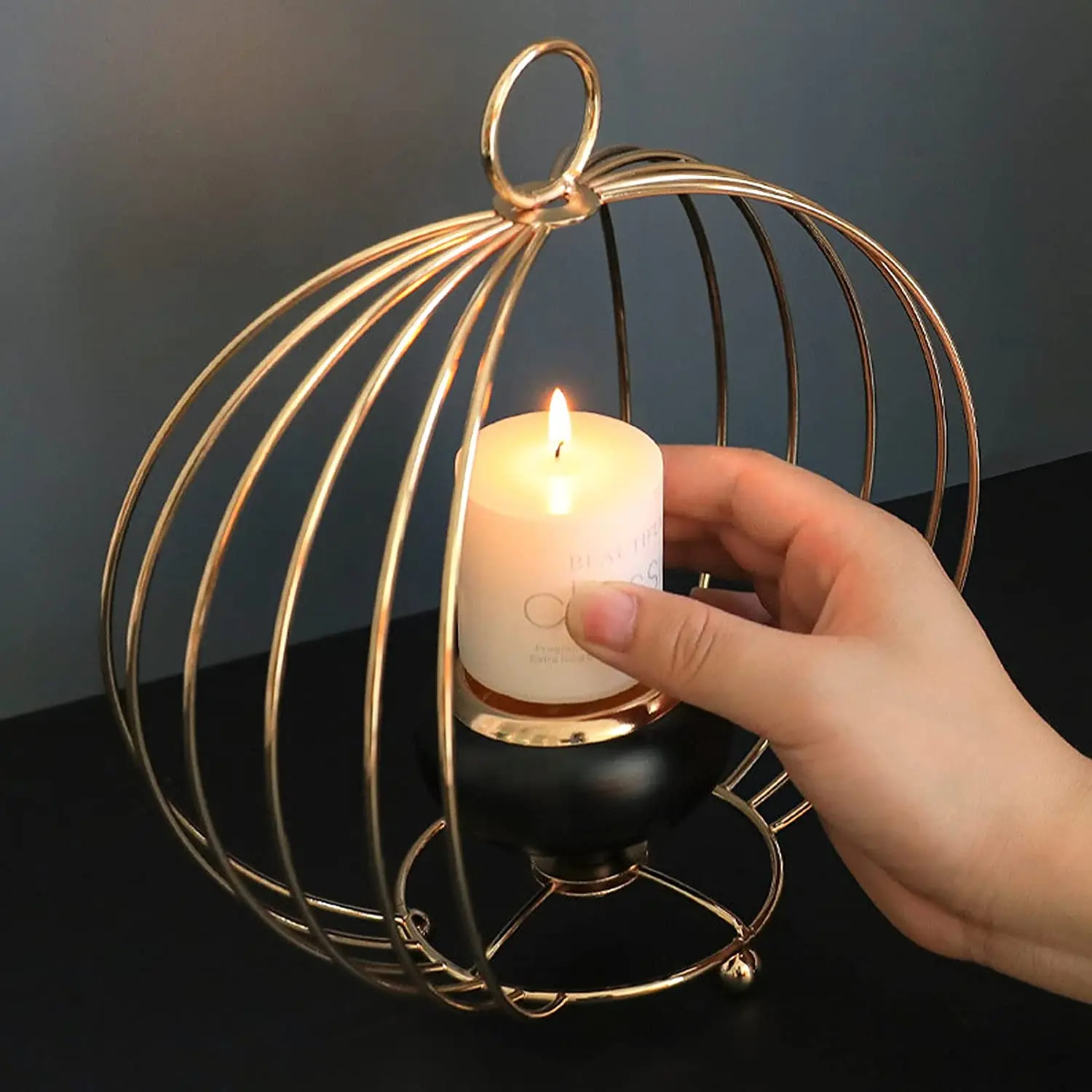 Элегантный круглый металлический подсвечник идеально подходит для настольного и внутреннего наружного домашнего