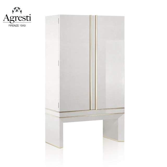 Бронированный ювелирный шкаф в отполированном кленовом корпусе с белыми птичьими глазами и золотой фурнитурой 24 карата. Биометрическое открывающее устройство