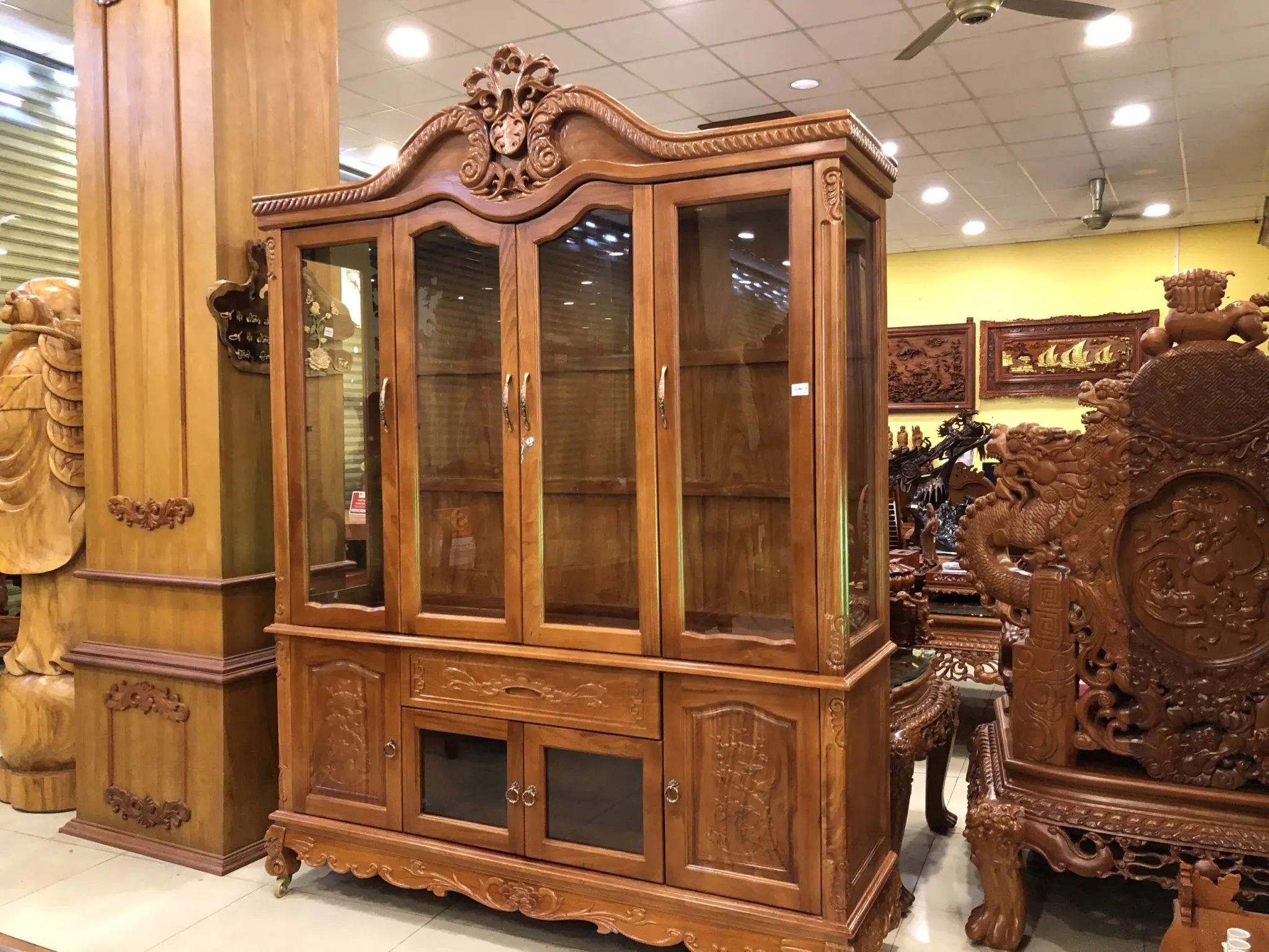 Винный шкаф с красной орхидеей 1m8x2m4