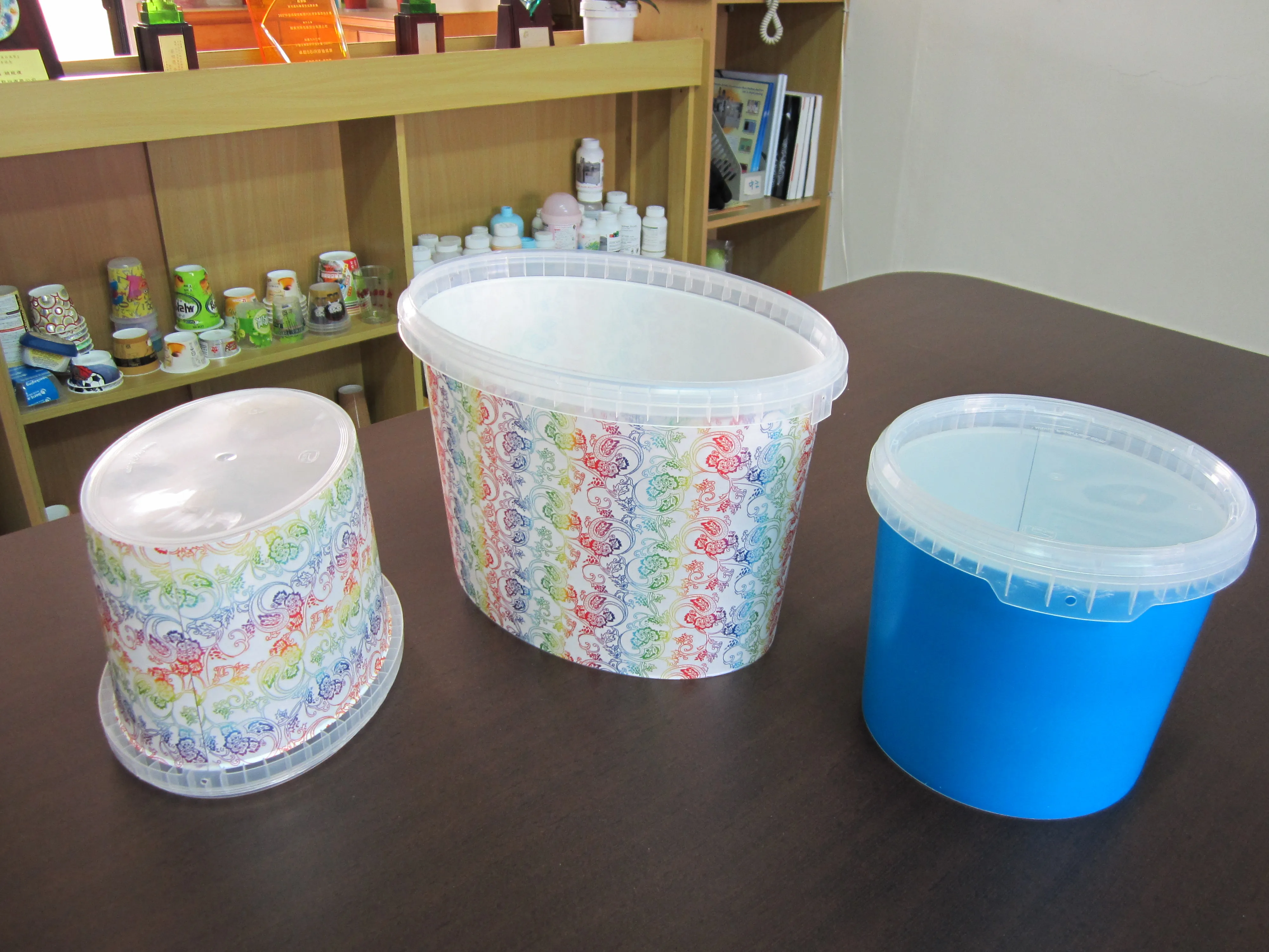 Taiwanese IML продукты питания молочные пластиковые упаковочные решения поставщик iml литье под давлением робот с боковым входом для маркировки пресс-форм