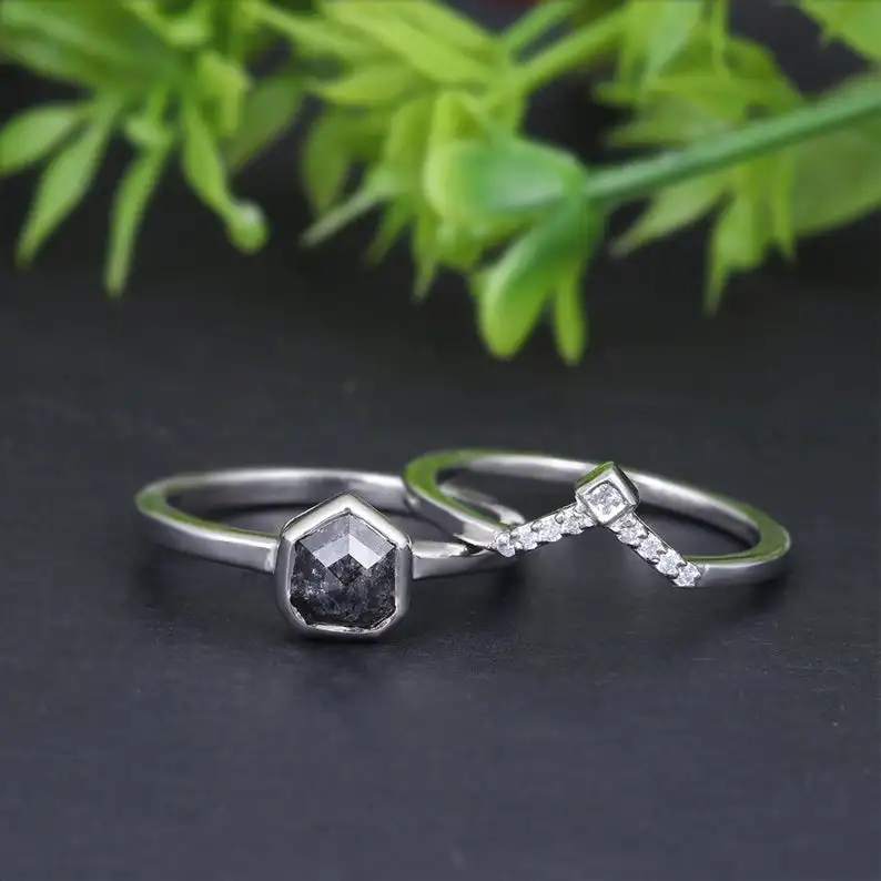 Однотонное обручальное кольцо из белого золота 18 К с натуральными бриллиантами 1,29 карат черного цвета геометрической формы с бриллиантами в виде соли и перца