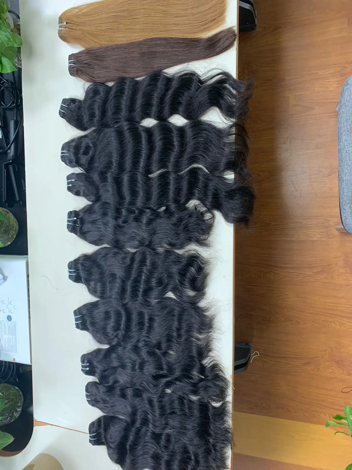 Натуральные заводские цены высокое качество необработанные пучки двойные пряди волос романтические вьющиеся натуральные черные цвета