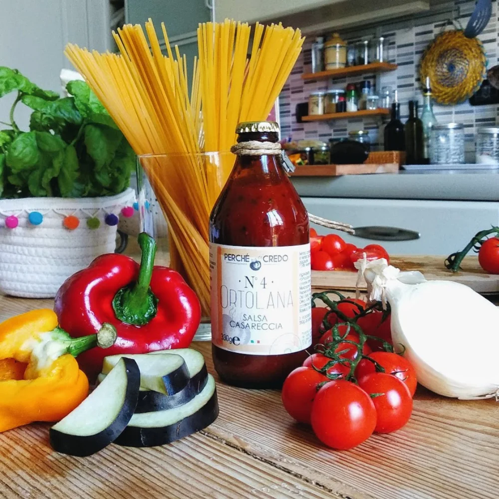 Original Italian High quality Tomato sauce AUBERGINE & PEPPER. Handmade. Ready to use: open and pour over your pasta or rice!