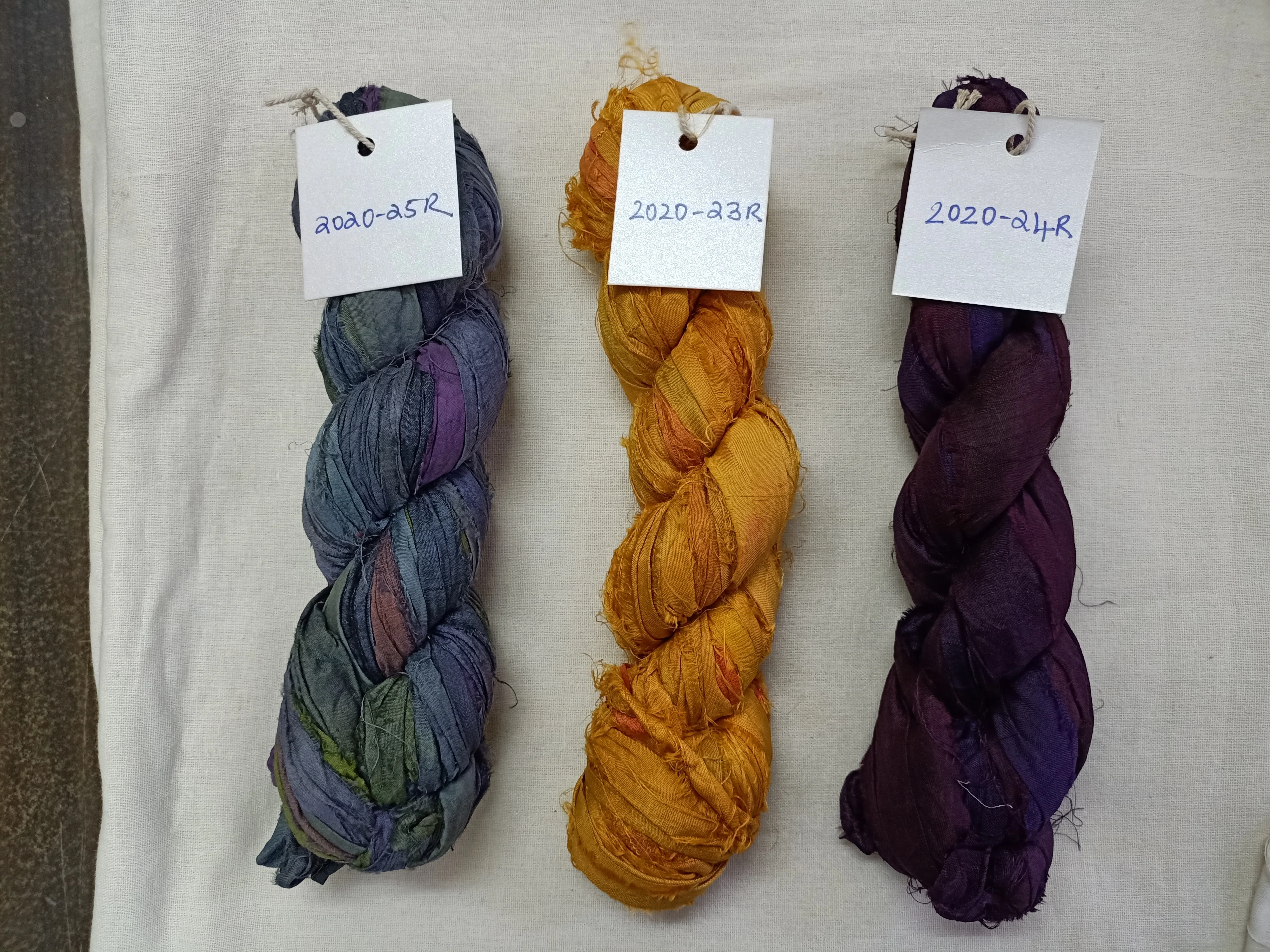 Шелковые ленты sari на заказ в широком ассортименте однотонных и разноцветных лент подходящих для магазинов пряжи волокон