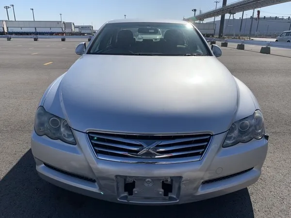 Used Toyota Mark X car with delicate and beautiful appearance