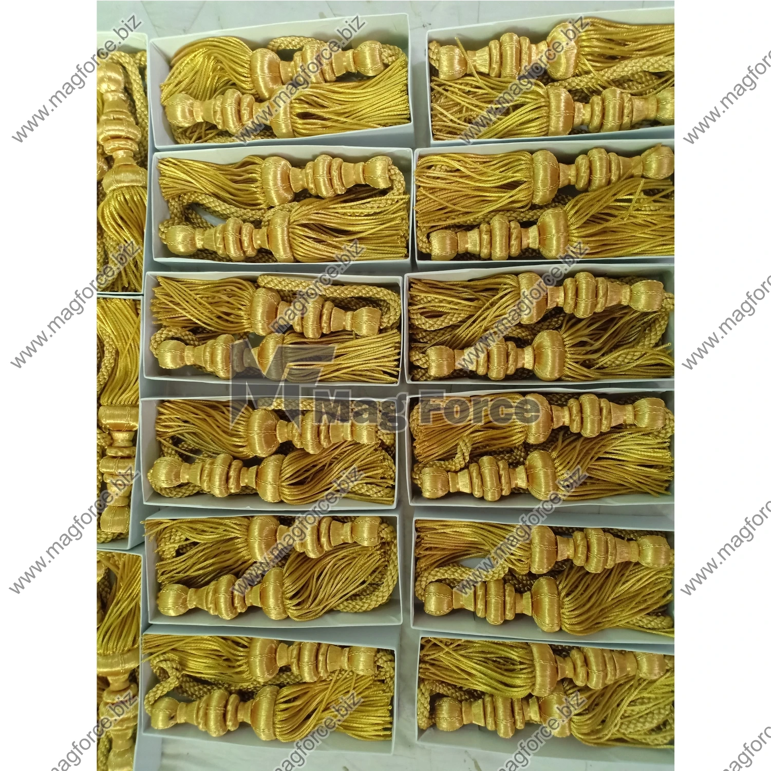 Гирлянда с кисточками из дерева и джутовой веревки