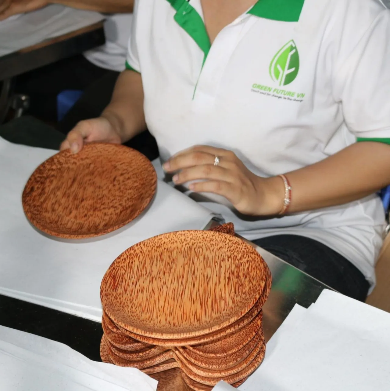 wholesale  coconut wooden plate with high quality/ handmade from vietnam