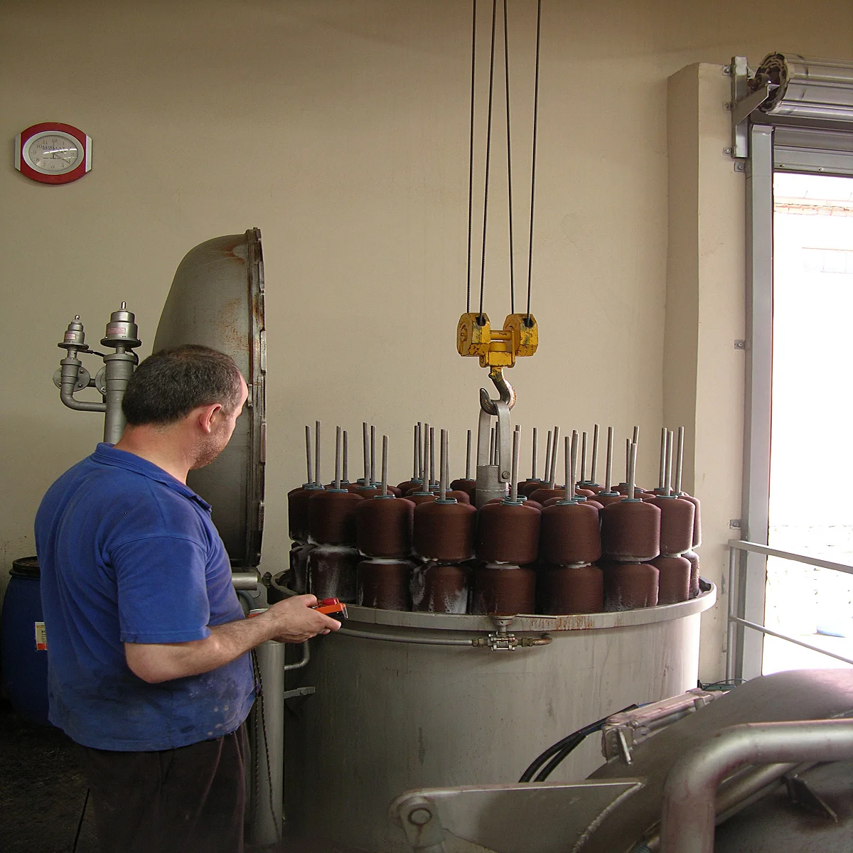 Textile Polyester Cotton Acrylic Fiber Muff Sewing Thread Textured HT HP Bobbin Yarn Cone Dyeing Machine 20 kg