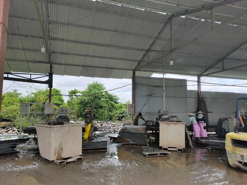 High Quality Small Slab ELA Stone Rustic Park Farmhouse Villa Hotel Tumbled  Basalt Stone from Vietnam