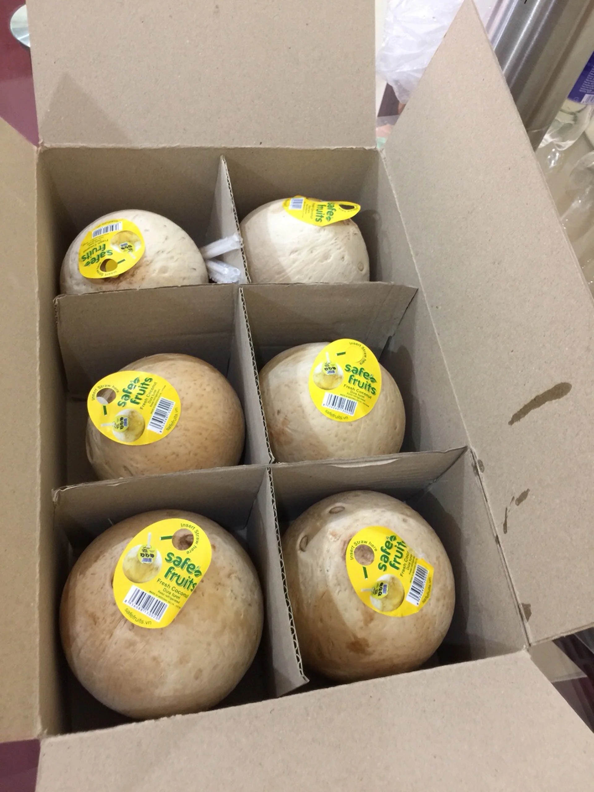 Sweet Coconut Premium Fresh Coconut with High Quality for Wholesale Top Cover / Diamond cut / Round Shape Vietnam Coconut