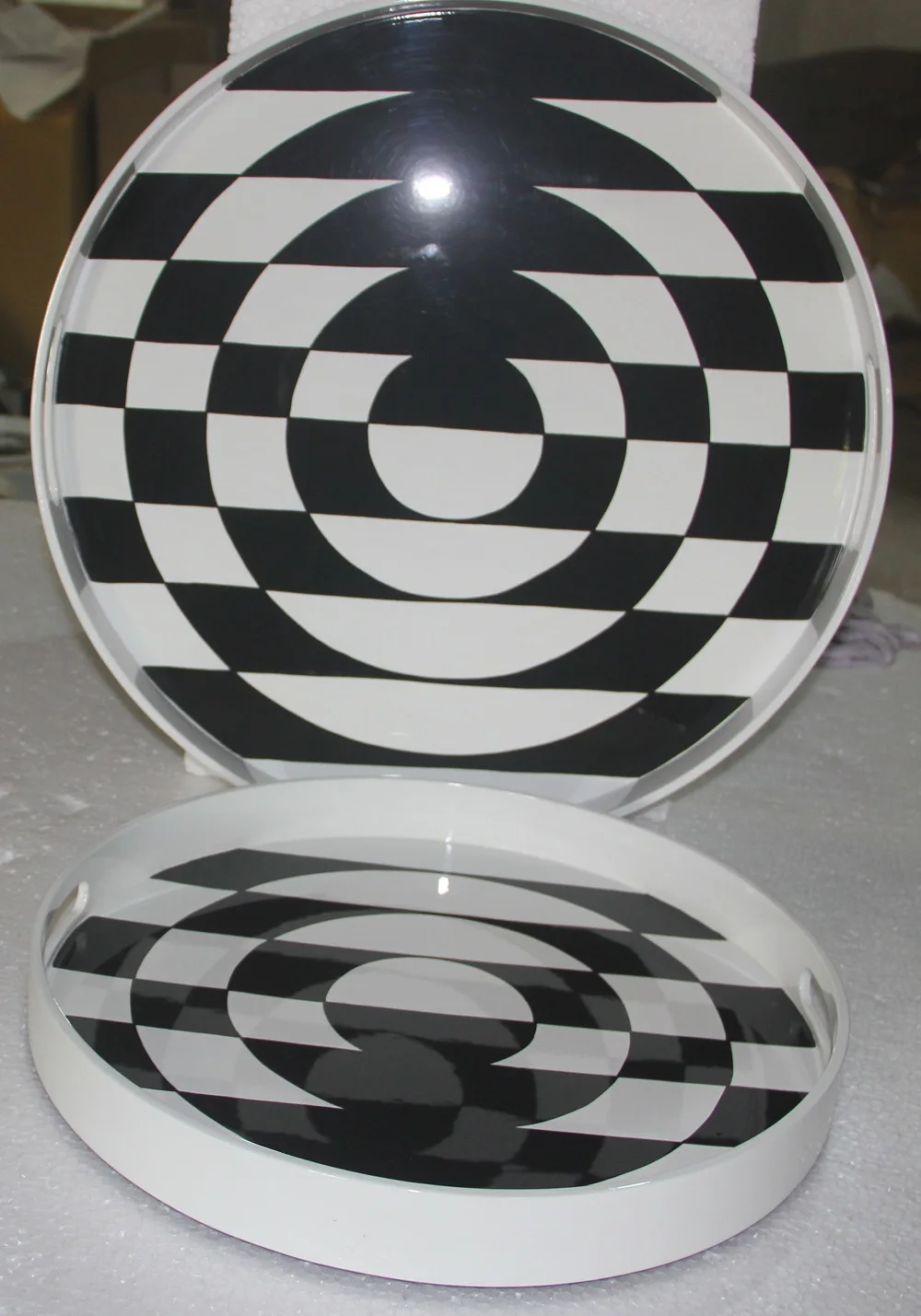 Vietnam Handicraft Nautical Flower Round Lacquer Tray with Handles in Black & White Finishing