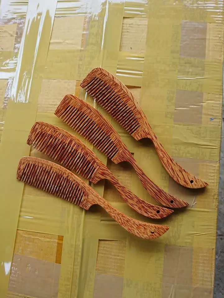  Лучшая цена Кокосовая расческа натуральная ручная работа/деревянная древесина из Вьетнама