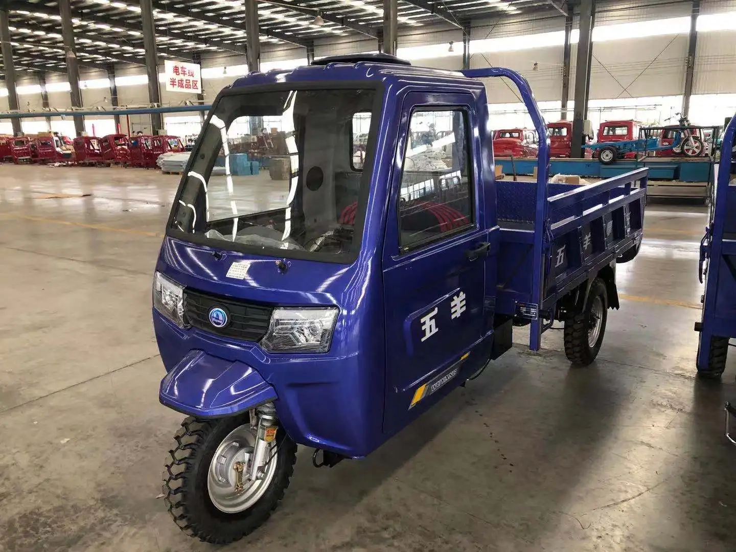 ChinaTop Quality 2t Heavy Loading Closed Cabin Steering Wheel Cargo Passenger Tricycle Enclosed Cabin Tricycle